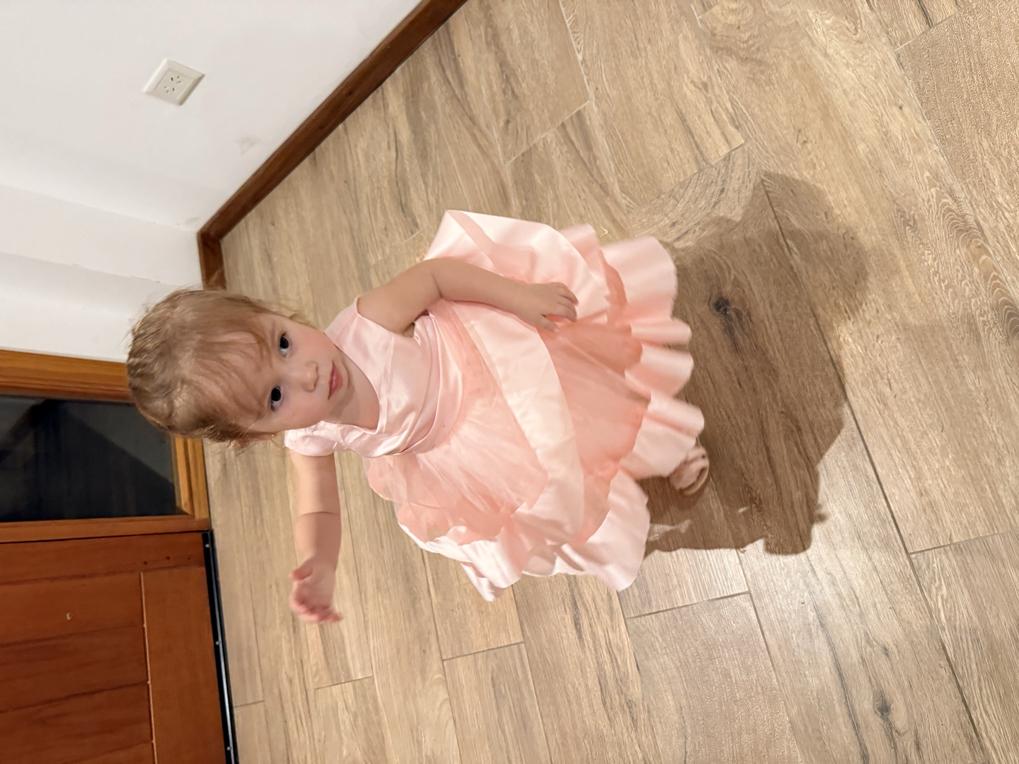 Madison con vestido rosa