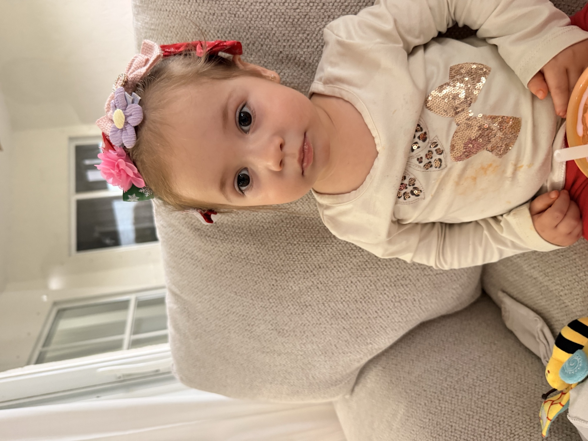 Madison con vincha de flor